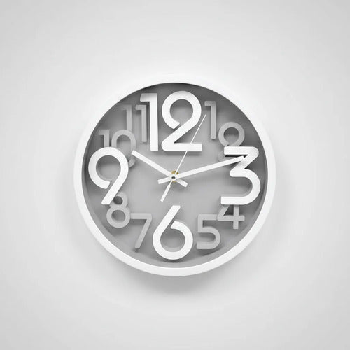 Reloj Plástico De Pared Redondo Números 3d 18cm Decorativo Gris Con Borde Blanco