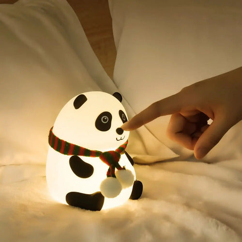 Lampara Veladora De Mesa Recargable Oso Panda Con Bufanda Blanco