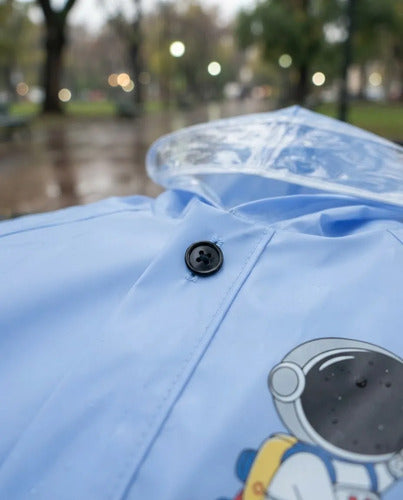 Pilot Impermeable Infantil Con Capucha Y Visera Ajustable Celeste 2xl (100-130cm.) Estampado Infantil (astronauta/espacio)