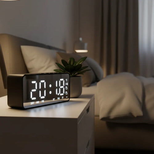 Reloj Despertador Alarma Fm Tf Aux Recargable 800mah Soporte Negro