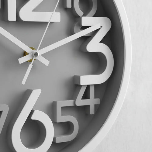 Reloj Plástico De Pared Redondo Números 3d 18cm Decorativo Gris Con Borde Blanco